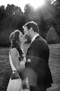 photo de couple maries golden hour chateau de baronville