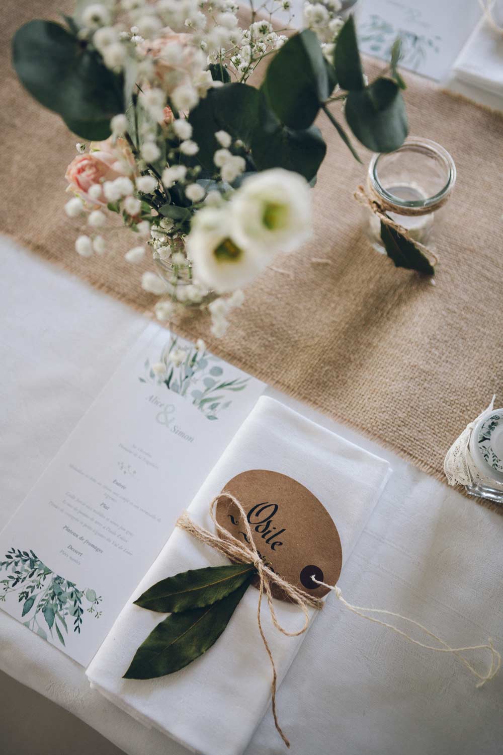 decoration table mariage etiquette prenom feuille fleur